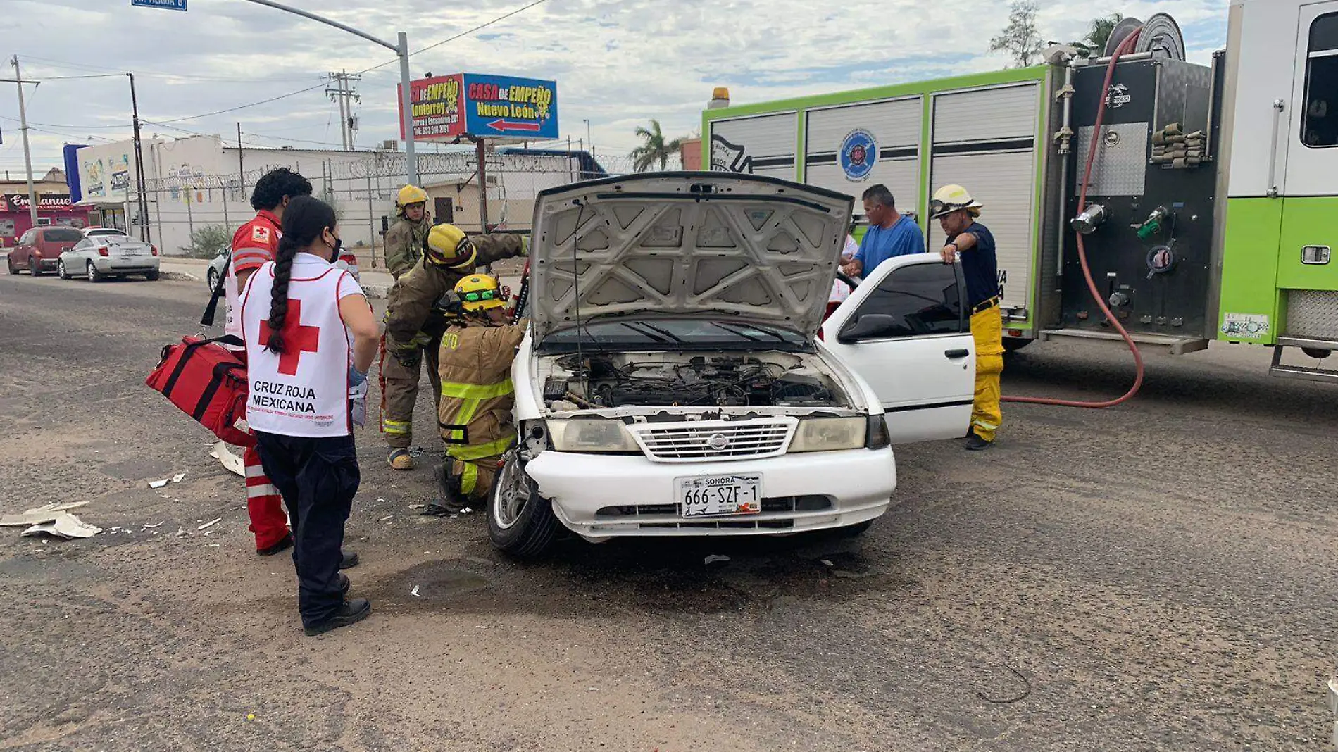 Bomberos Rurales y elementos de la Cruz Roja acudieron a la avenida Mérida B y calle 26, para atender a los involucrados en choque